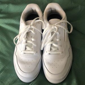 Solid white women’s Reebok tennis shoes Size 7